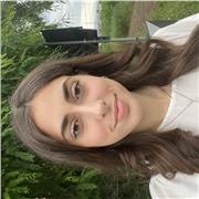 studentessa universitaria da poco diplomata in un liceo linguistico. Impartisce lezioni di materie umanistiche